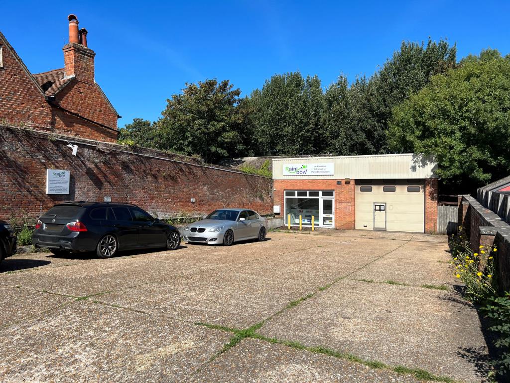 Lot: 83 - DECEPTIVE TOWN CENTRE COMMERCIAL BUILDING - Front view showing unit and large driveway